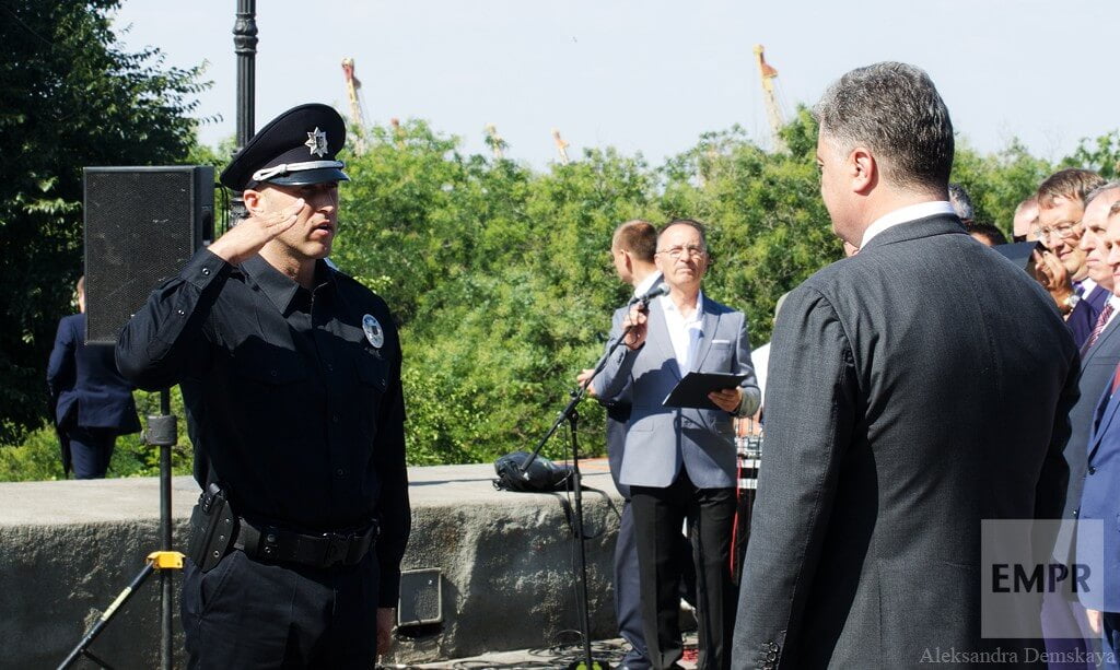 At the beginning of the ceremony, Head of Odessa Patrol Police reported to Petro Poroshenko.