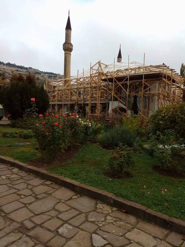 empr.media-Russian-invaders-destroy-Bakhchisaray-Palace-in-Crimea-3