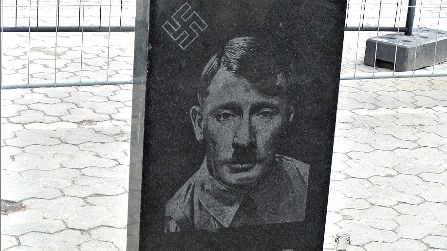 Une pierre tombale représentant Poutine en Hitler a été installée à Kiev