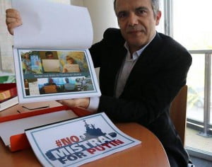 “No Mistrals For Putin”: Des Selfies D’opposants Pour L’Elysée