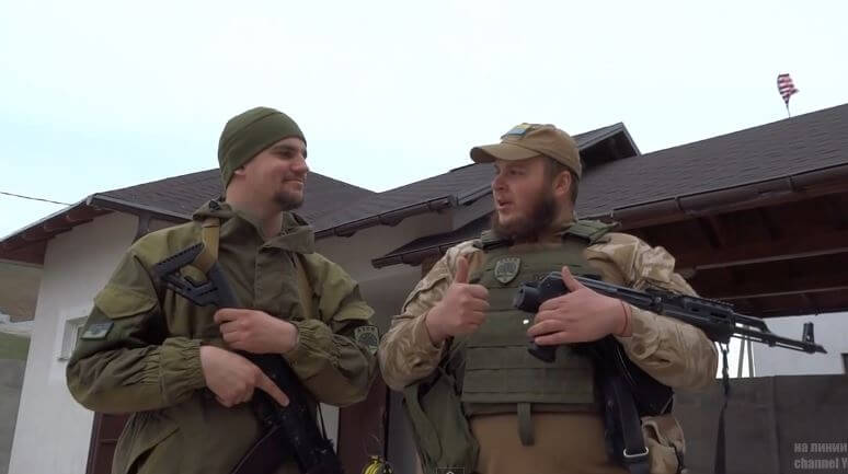 ashton kutcher et thomas miller ont hissé un drapeau americain dans le donbass