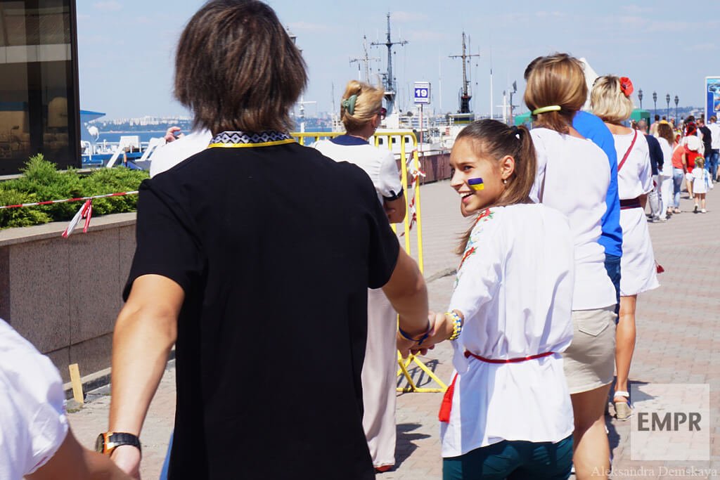 empr.media-ukraine-odesa-Vyshyvanka_chain_2015-14