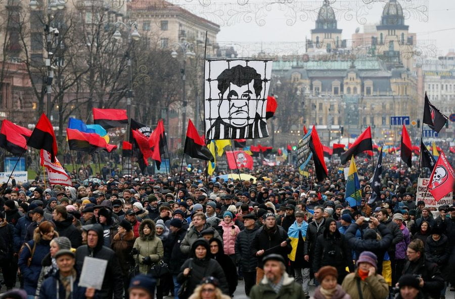 Who benefit from bringing anti-government protest in Ukraine to the conflict between Poroshenko and Saakashvili?