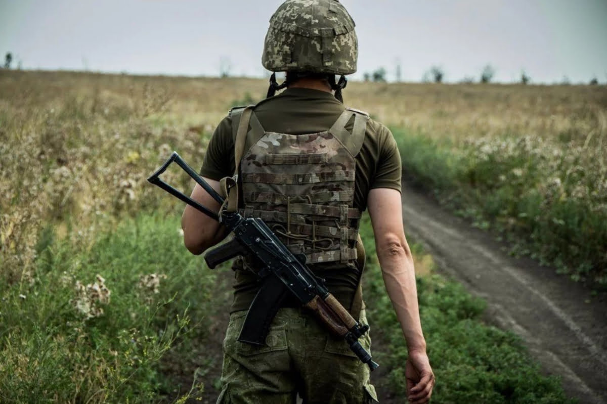 Ukrainian service members monitoring the frontline at a defensive position during the July 8, 2020 military briefing.