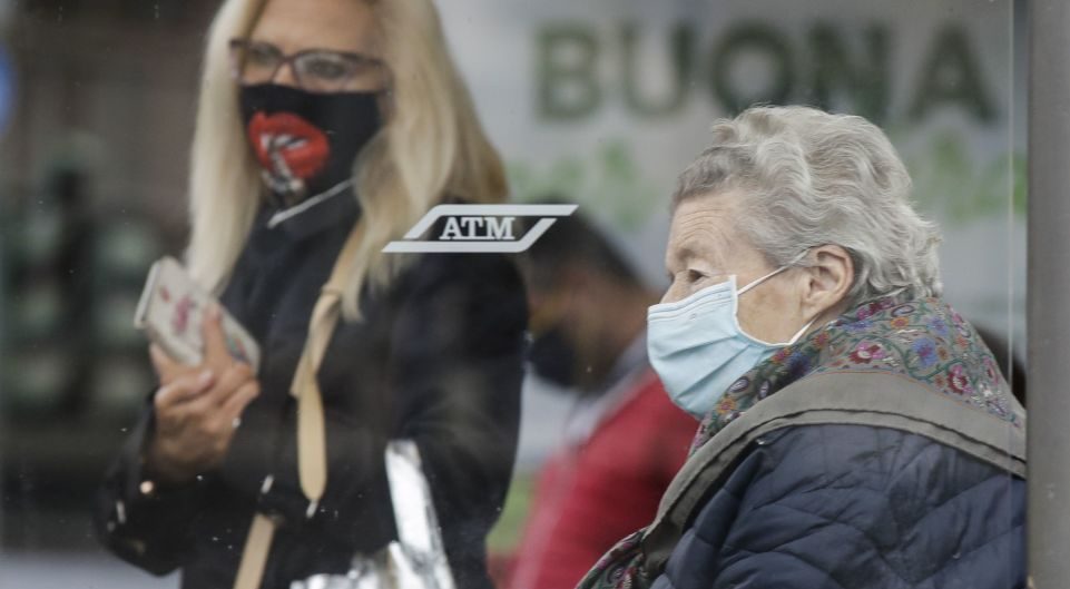 Healthcare workers in Ukraine treat COVID-19 patients as cases rise, reflecting early stages of the winter pandemic surge