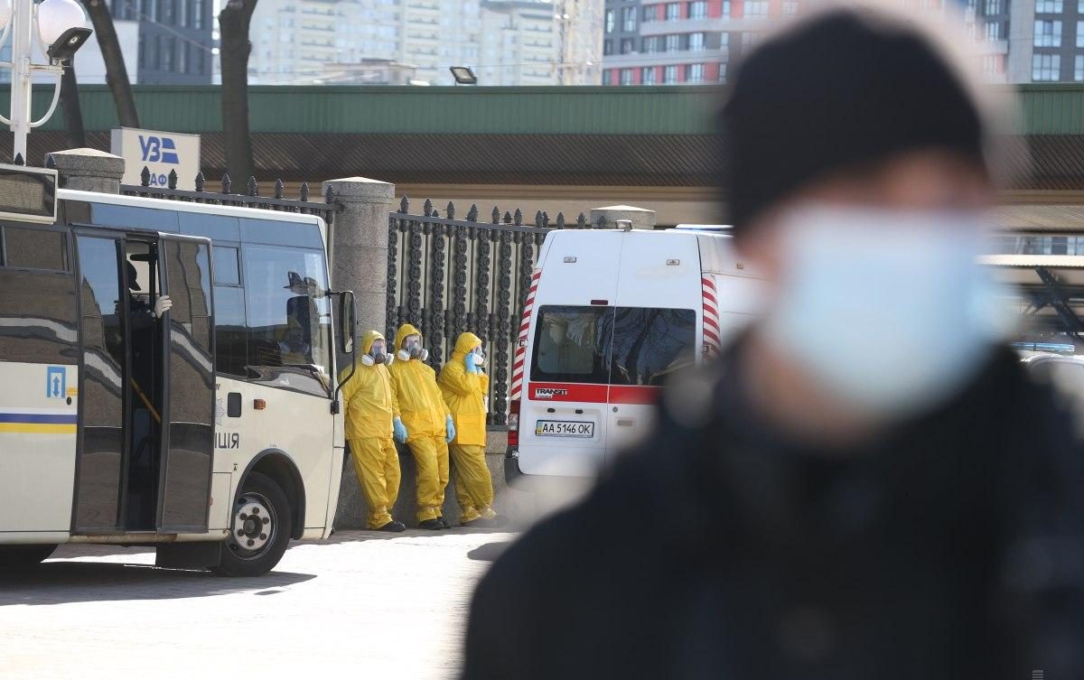 Healthcare workers in Ukraine treating COVID-19 patients during pandemic surge as national cases approach 900 thousand total
