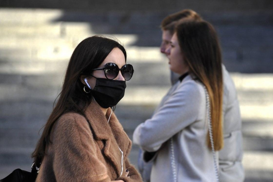 Healthcare workers in Ukraine treating COVID-19 patients in hospitals during ongoing pandemic wave and system pressure