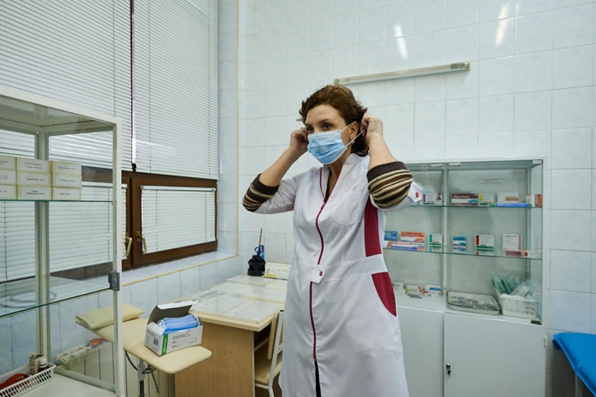 Healthcare workers in Ukraine treating COVID-19 patients as hospitals track infection rates and pandemic pressure across regions