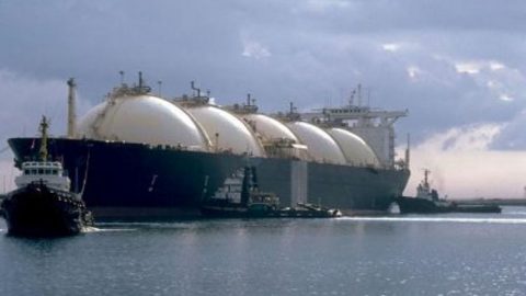 Cargo LNG tanker unloading U.S. liquefied natural gas in Europe as U.S. exports outpace Russian gas deliveries, highlighting energy transition.