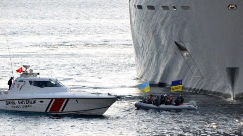 Ukrainian youths in a small dinghy waving Ukrainian flags, trying to block Roman Abramovich’s yacht from docking in Bodrum, Turkey.