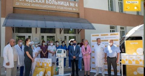 Doctors and medics in war‑torn Mariupol hospital treating wounded civilians under shelling, no utilities, heroic frontline healthcare.