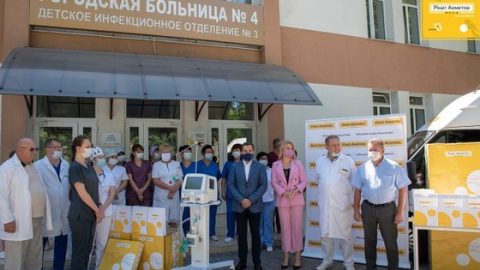 Doctors and medics in war‑torn Mariupol hospital treating wounded civilians under shelling, no utilities, heroic frontline healthcare.