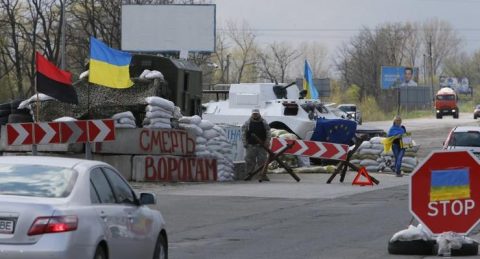 Ukrainian soldiers at frontline positions near Mariupol, prepared for a potential de‑blockade assault as they wait for operational orders.