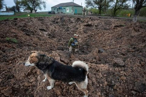 Russia‑Ukraine war frontlines in March 2022 showing burning cities, destroyed buildings, and Ukrainian military defense positions during the conflict.