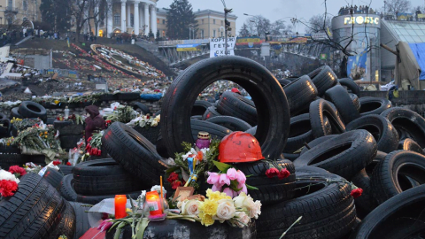 Euromaidan protests in Kyiv with crowds and banners contrasted with propaganda labels like “neo-Nazis,” highlighting myth vs reality in media narratives.