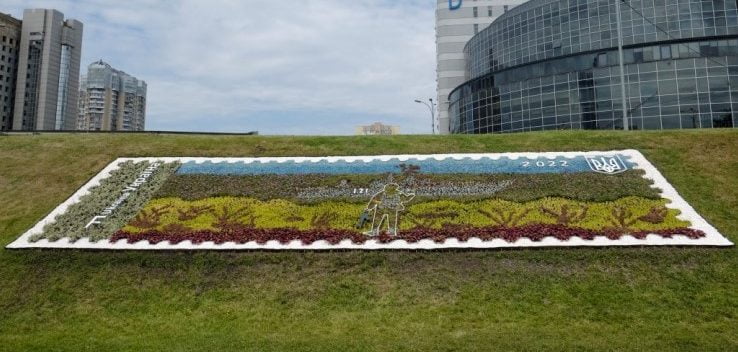 Kyiv outdoor floral instalations dedicated to patriotic themes or the Russian-Ukrainian war