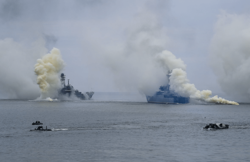 <strong>Russian warships in the Black Sea suggest preparations for possible missile strikes </strong>