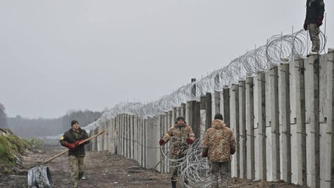 Fortified defensive positions and military installations along Ukraine’s border with Belarus showing multi‑layer defense readiness.