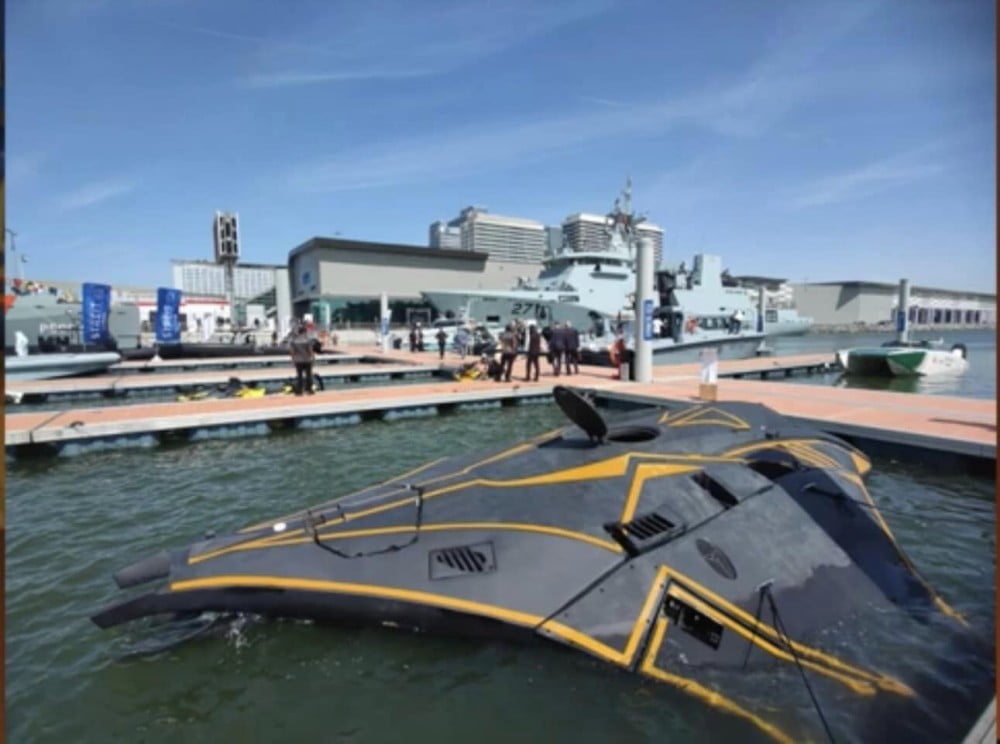 Stealth “Kronos” submarine prototype displayed by Ukrainian engineers at IDEX 2023 in Abu Dhabi with futuristic hull and military‑ready design