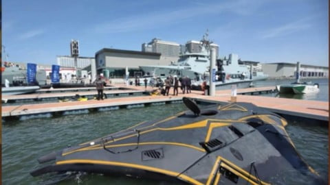 Stealth “Kronos” submarine prototype displayed by Ukrainian engineers at IDEX 2023 in Abu Dhabi with futuristic hull and military‑ready design