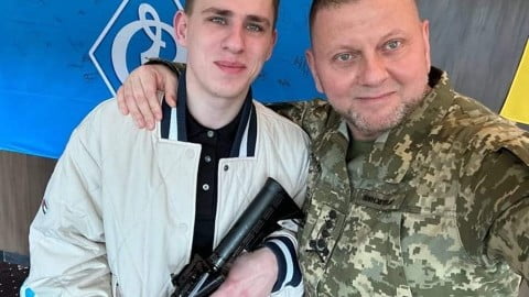 Ukrainian Armed Forces Commander‑in‑Chief Valeriy Zaluzhnyi presenting an award to infantryman Ruslan Zubarev for heroic battlefield valor