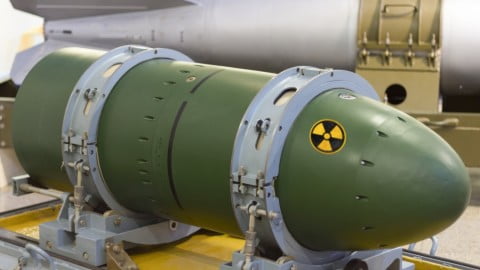 Map of Belarus and Ukraine with Russian strategic missiles marked, highlighting intelligence warnings and regional nuclear capability debates.