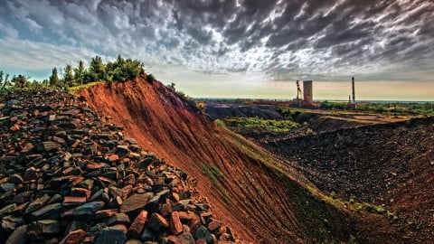 Map and icons showing Ukraine’s rich mineral deposits — coal, iron ore and critical metals — underpinning a $15 trillion estimated value.