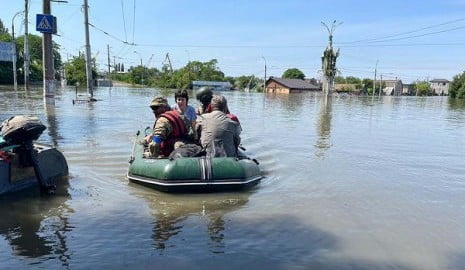 Evacuation boat carrying civilians hit by Russian forces on the Dnipro’s left bank near Kherson, with wounded civilians and rescue efforts