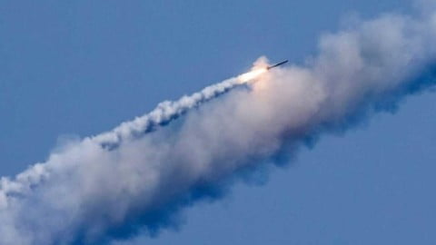 Ukrainian air‑raid sirens, jets and anti‑air missiles launch as night sky lights with explosions during June 4 2023 Russian attack on Ukraine.