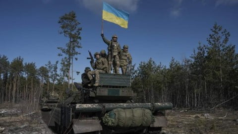 Ukrainian soldiers on the frontline symbolizing 500 days of defense, resilience and the paradoxes of prolonged modern warfare.