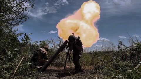 Russia‑Ukraine war frontlines Aug 15 2023: explosions, smoke, Ukrainian defenders and intercepted missiles with city damage in background. :contentReference[oaicite:3]{index=3}