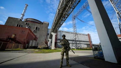 International media collage of Ukraine highlights global reactions: grain export corridors, energy grid resilience, world leaders on Ukraine support in October 2023.