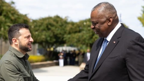 US Defense Secretary Lloyd Austin meeting Ukrainian President Volodymyr Zelenskyy during talks on continued weapons supply and military aid coordination.