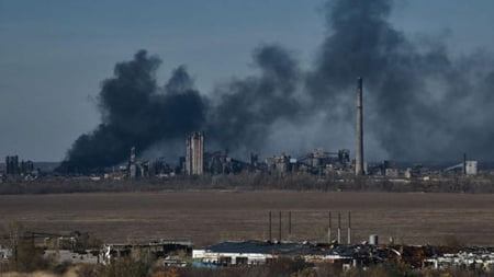 Avdiivka updates: hot ongoing battle, civilians on Coke Plant and russian storm from three directions