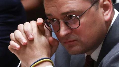 Ukrainian consulate scene in Europe with closed doors and signage reflecting suspension of consular services for mobilization‑age men in Poland and Spain.