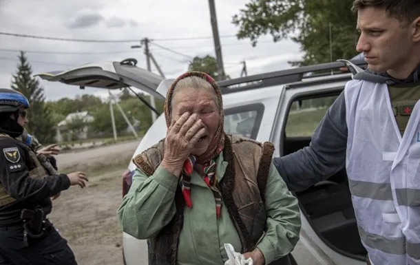 The russian invaders are taking civilians captive in Vovchansk, Kharkiv region
