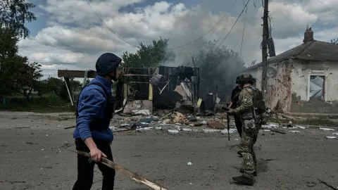 Ukrainian troops repelling Russian forces near Vovchansk in Kharkiv region, intense frontline combat with tanks destroyed and defenders holding ground.