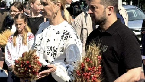 President Volodymyr Zelensky speaking with supporters at the Holodomor Memorial in Washington DC, emphasizing unity and vocal backing for Ukraine.