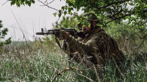 Ukrainian frontline soldiers operating near damaged positions during ongoing Russia Ukraine war battlefield escalation August 2024 update