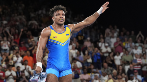 Zhan Beleniuk celebrating Olympic bronze medal in Paris 2024 wrestling final emotional moment Ukraine athlete