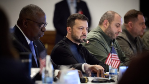 President of Ukraine at a diplomatic meeting discussing peace strategies and potential timelines for ending the Russia–Ukraine war by autumn.