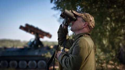 Combat scene on the Russia‑Ukraine frontline on Oct 1, 2024, showing troops, explosions, drones, and heavy military engagement in key battle sectors.