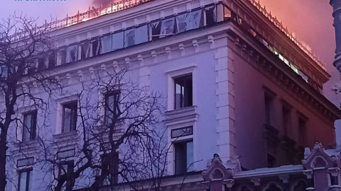 Night scene of Kyiv’s National Bank building with emergency crews and smoke from a rooftop fire after a Shahed drone debris impact.