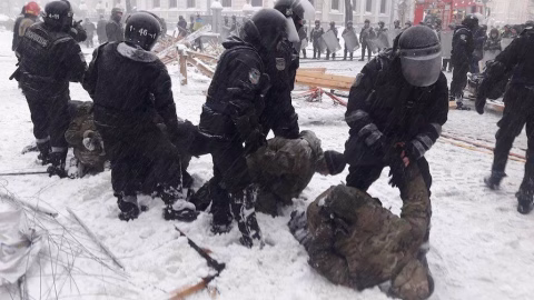 Protesters and barricades representing the clash of Ukraine’s original Maidan spirit and later political upheavals, symbolizing will versus system collapse.