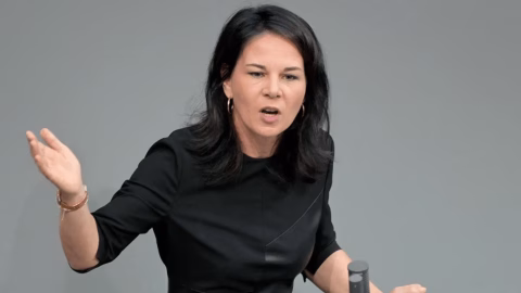 German Foreign Minister Annalena Baerbock speaking at a press event, pushing back on Trump’s proposal to let Russia rejoin the G7 post-Ukraine invasion.