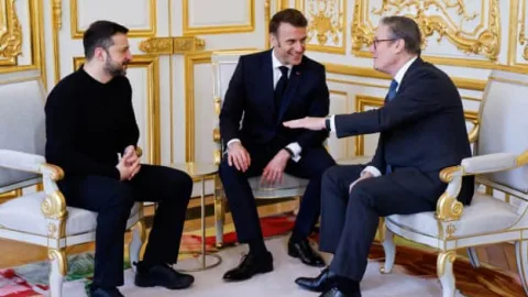 Ukrainian President Volodymyr Zelenskyy, UK Prime Minister Keir Starmer and French President Emmanuel Macron at a summit table in Paris discussing Ukraine’s future. :contentReference[oaicite:3]{index=3}