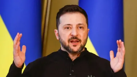 Ukrainian President Volodymyr Zelenskyy speaking on the frontline situation in the Kursk region, countering Russian claims and outlining Ukrainian stance.:contentReference[oaicite:2]{index=2}