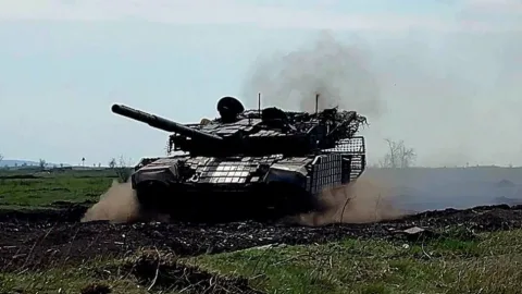 Smoke and explosions over Ukrainian terrain from missile and drone strikes as fronts shift and combat continues in the Russia‑Ukraine war on April 3 2025.