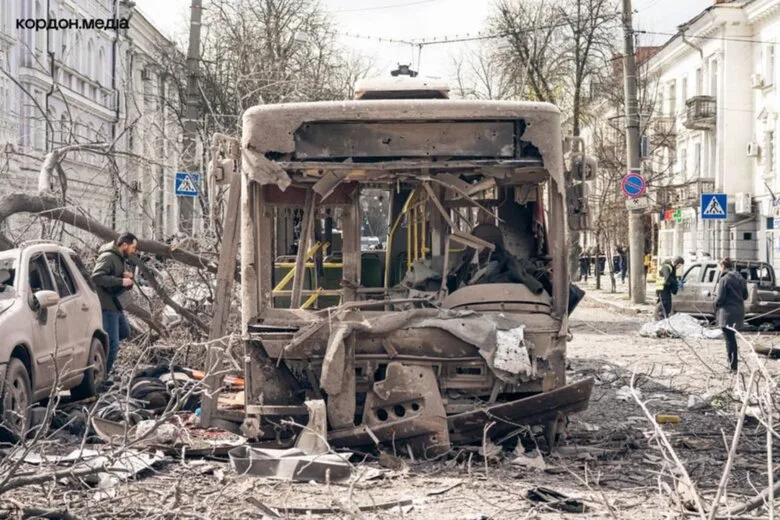 Witness on Russian missile strike in Sumy: “I started pulling out those who were showing signs of life. But the front third of the bus was jammed with motionless bodies…”