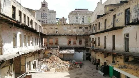Central Gastronom on Kyiv’s Khreshchatyk reduced to façade remains after failed restoration of historic 19th‑century Hotel Kane building. :contentReference[oaicite:1]{index=1}